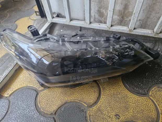 Toyota Corolla Fielder 165 Headlights (Zilizotumika) - 1