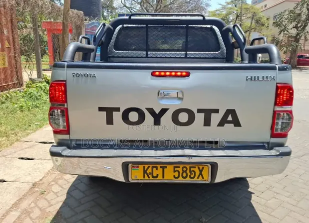 Toyota Hilux Double Cabin 2012 - 1