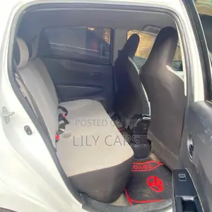Toyota Vitz 2012 Nyeupe