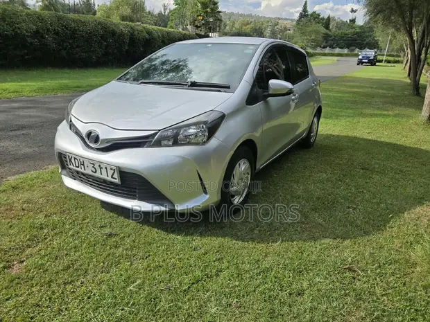 Toyota Vitz 2013 Silver - 1