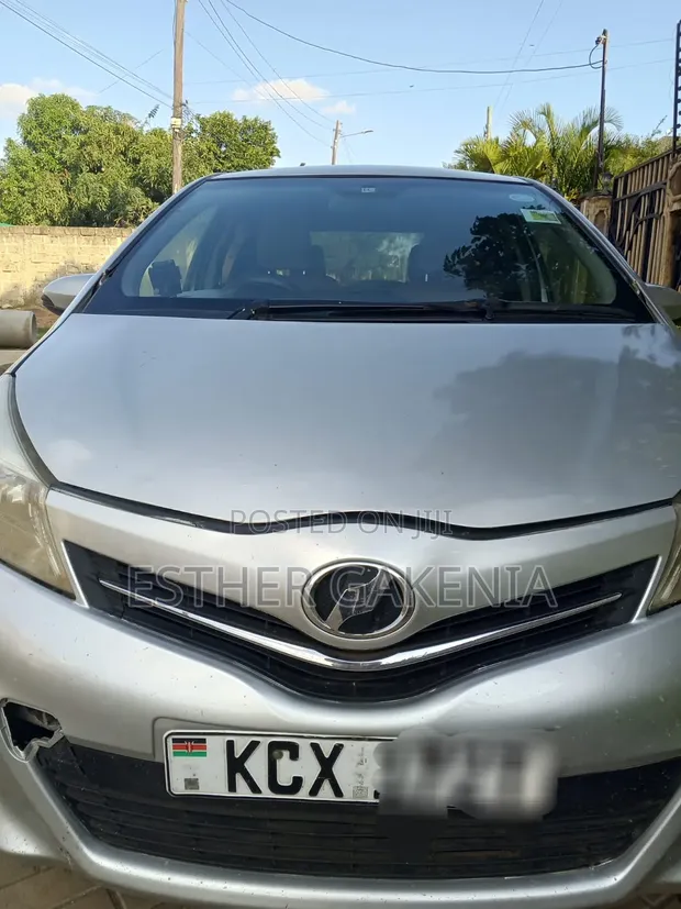 Toyota Vitz 2012 Silver - 1