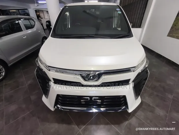 Toyota Voxy V 2WD 8-Seater 2019 Nyeupe - 1