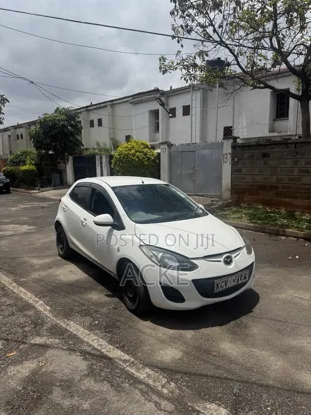 Mazda Demio 2012 Nyeupe - 1