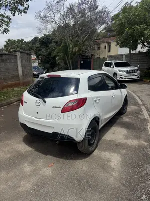 Mazda Demio 2012 Nyeupe