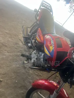 Bajaj Boxer 125 2023 Nyekundu