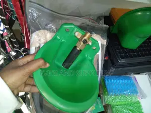 Chombo cha Plastiki cha Kunyweshea Mbuzi