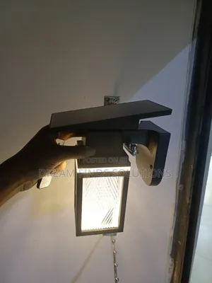 Luminary Prism: Solar Sconce ya Kioo cha Textured