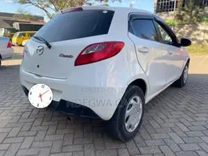 Mazda Demio 2012 Nyeupe