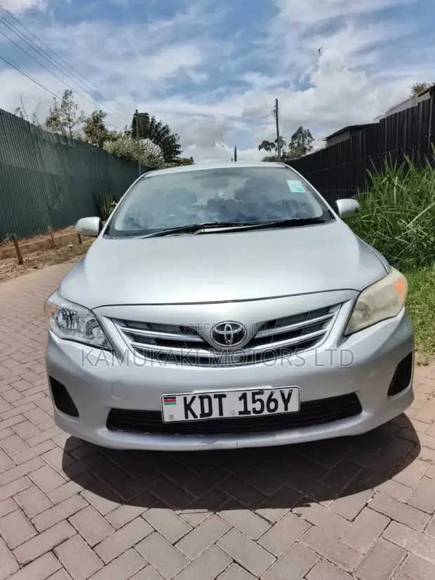 Toyota Corolla 2013 Nyeupe - 1