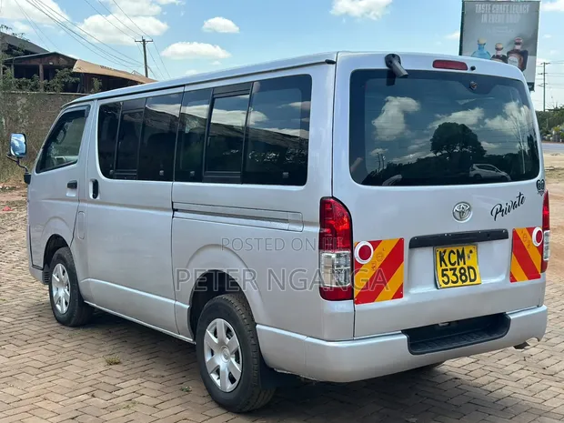 Toyota HiAce 2010 Nyeupe - 1