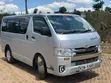 Toyota HiAce 2010 Nyeupe - 4
