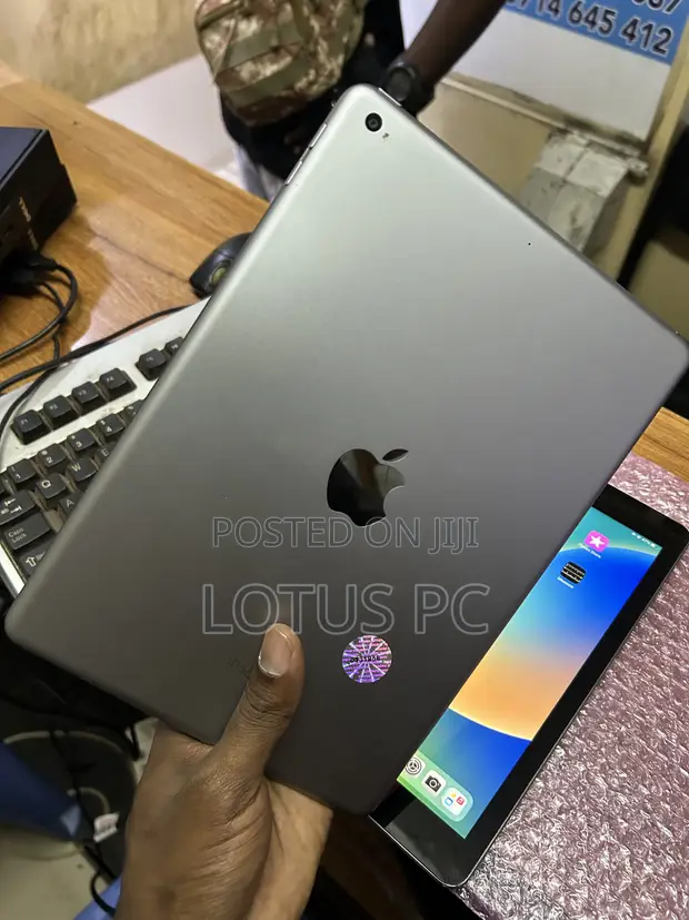 Apple iPad 9.7 (2017) 128GB Gray - Refurbished - 1