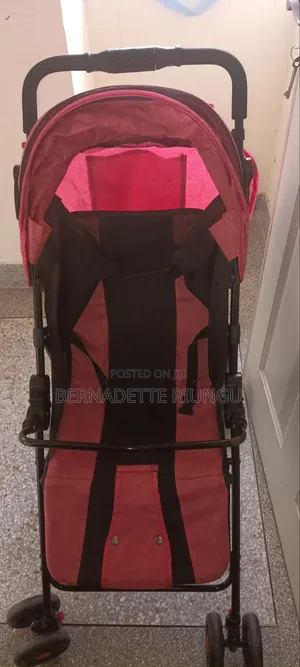 Combi Lightweight Stroller - Nyeusi na Maroon