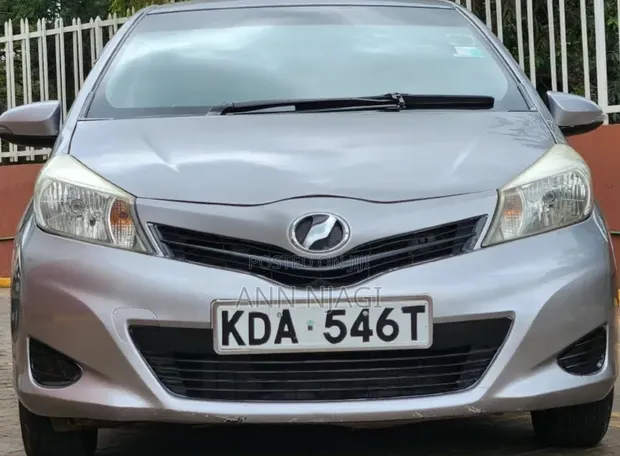 Toyota Vitz 2013 Nyeupe - 1