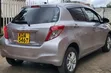 Toyota Vitz 2013 Nyeupe - 4