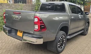 Toyota Hilux Double Cabin 2025 Gold