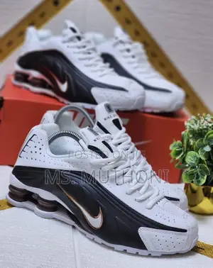 Nike Shox R4 Sneakers - White/Black