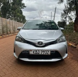 Toyota Vitz 2015 Silver