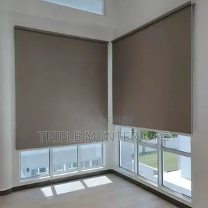 Madirisha ya Rola za Sunscreen na Vertikal Blinds