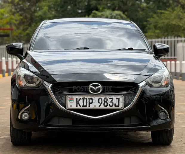 Mazda Demio 2017 Nyeusi - 1