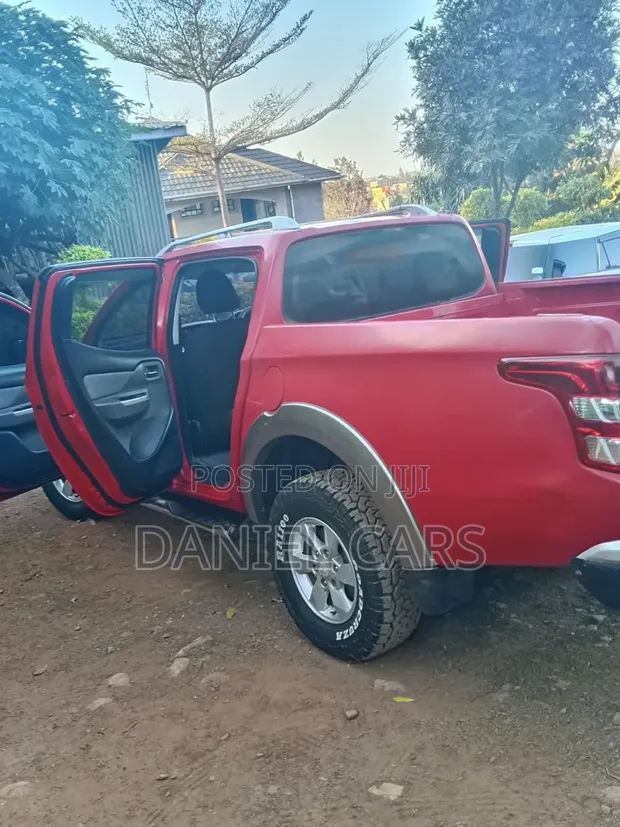 2015 Mitsubishi L200 Red - 1