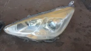 Taa ya Mbele ya Toyota Aqua 2015