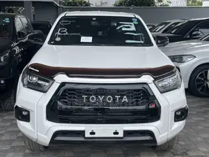 Toyota Hilux GR Sport 2023 Nyeupe