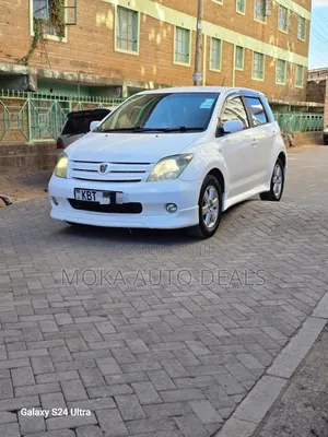 Toyota IST 2005 Nyeupe