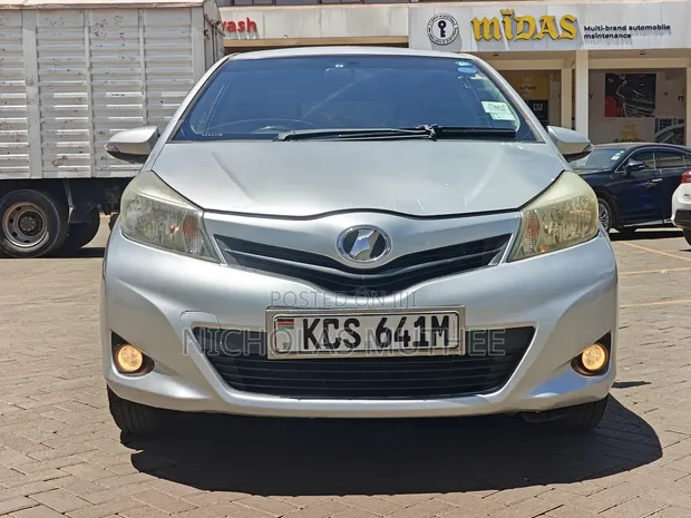 Toyota Vitz 2012 Silver - 1