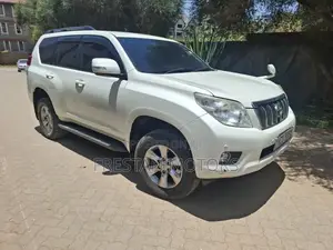 Toyota Land Cruiser Prado 2012 Nyeupe