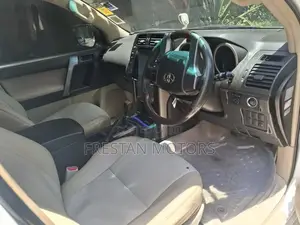 Toyota Land Cruiser Prado 2012 Nyeupe