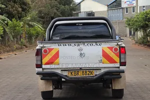 Nissan Hardbody 2011 Nyeupe