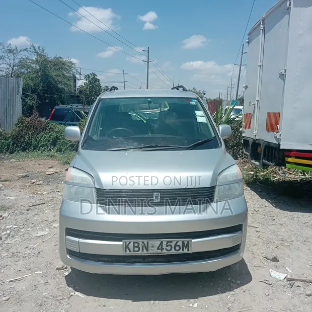 Toyota Voxy X 2WD 8-Seater 2005 Silver - 1