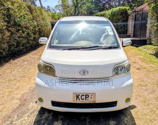 Toyota Porte 2011 Nyeupe - 1
