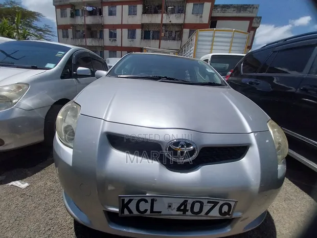 Toyota Auris 2010 Silver - 1