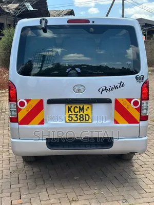 Toyota HiAce 2009 Nyeupe