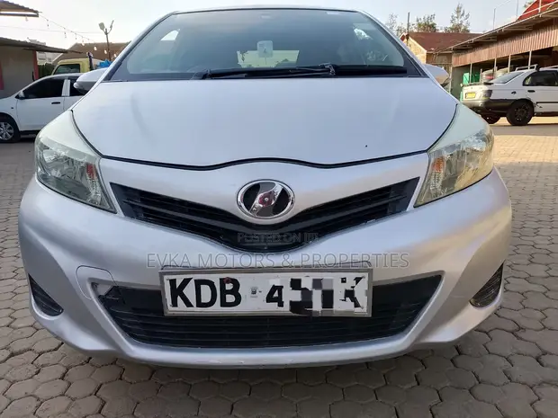 Toyota Vitz 2014 Nyeupe - 1