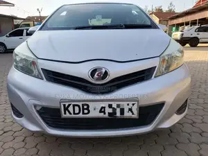 Toyota Vitz 2014 Nyeupe