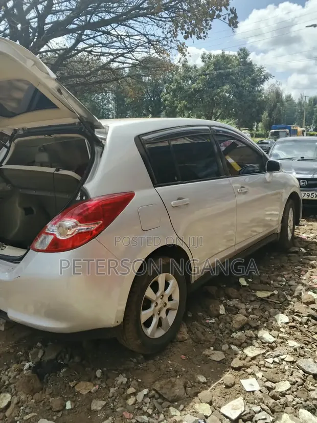Nissan Tiida 2008 Silver - 1