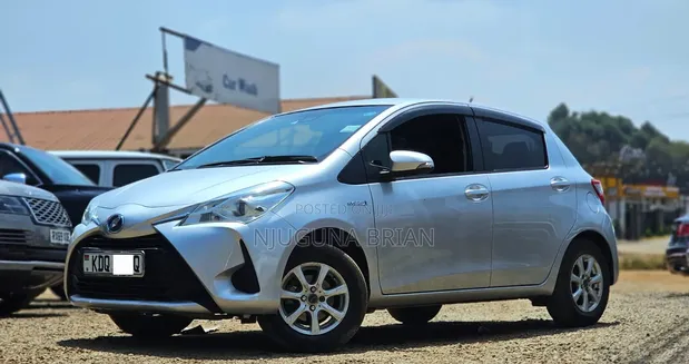 Toyota Vitz 1.5 FWD Hybrid 5dr 2018 Silver - 1