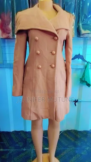 Koti la Mfereji la Beige - Linashuka Hadi Katikati ya Paja
