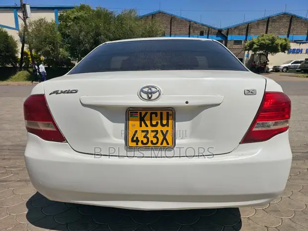 Toyota Axio 2011 Nyeupe - 1