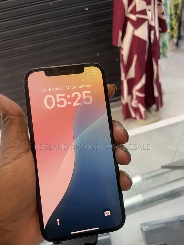 Apple iPhone 12 64GB Nyeusi - 1