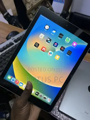 Apple iPad 9.7 (6th Gen) 128GB Gray WiFi