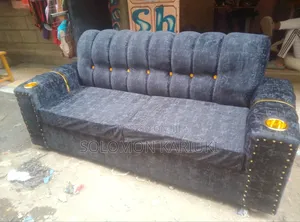 Kochi ya 3-Seater Mpya - Kayole