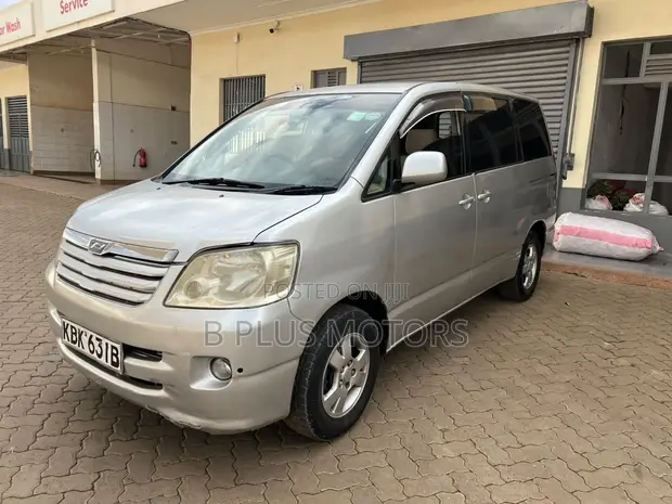 Toyota Noah 2002 Silver - 1