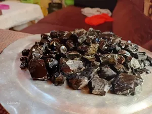 Mawe ya Black Obsidian (Takriban vipande 40)