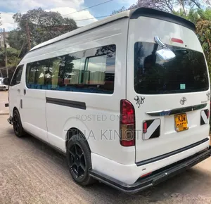 Toyota HiAce 2020 Nyeupe