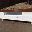 TV Stand Nyeupe na Mbao Nyeusi ya Kifahari - 1