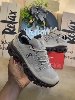 Viatu vya Nike - Saizi 42, Nyeusi, Vipya Kabisa